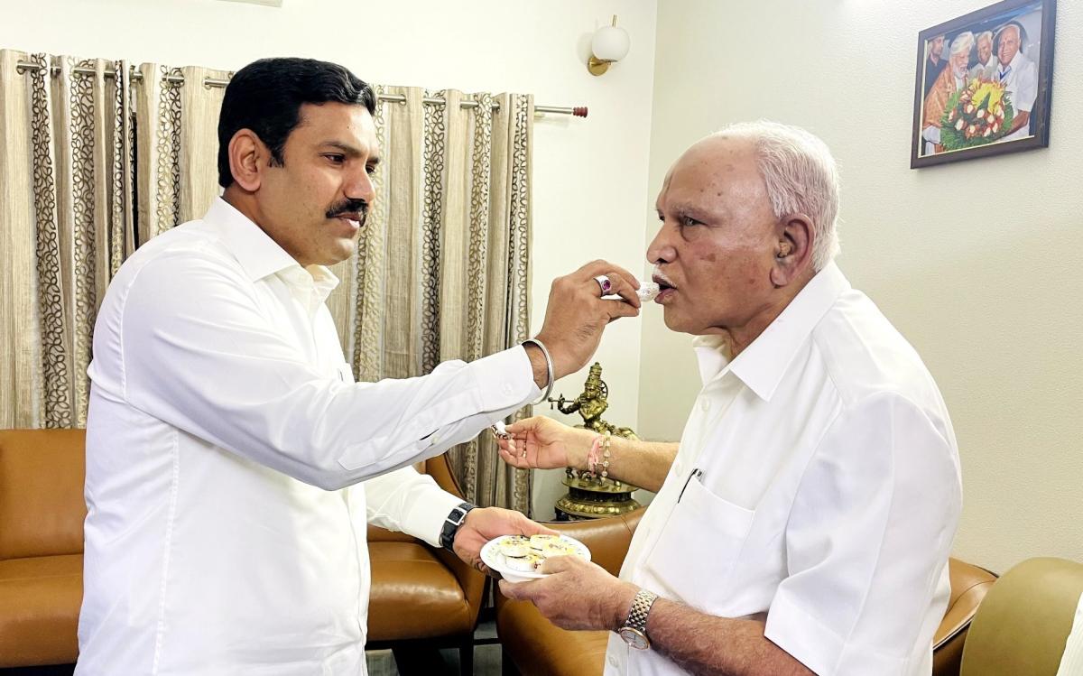 கர்நாடக பாஜக தலைவராக எடியூரப்பா மகன் தேர்வு – ‘வாரிசு அரசியல்’ என காங்கிரஸ் விமர்சனம் | Yeddyurappa thanks to PM for Son chosen as Karnataka BJP president