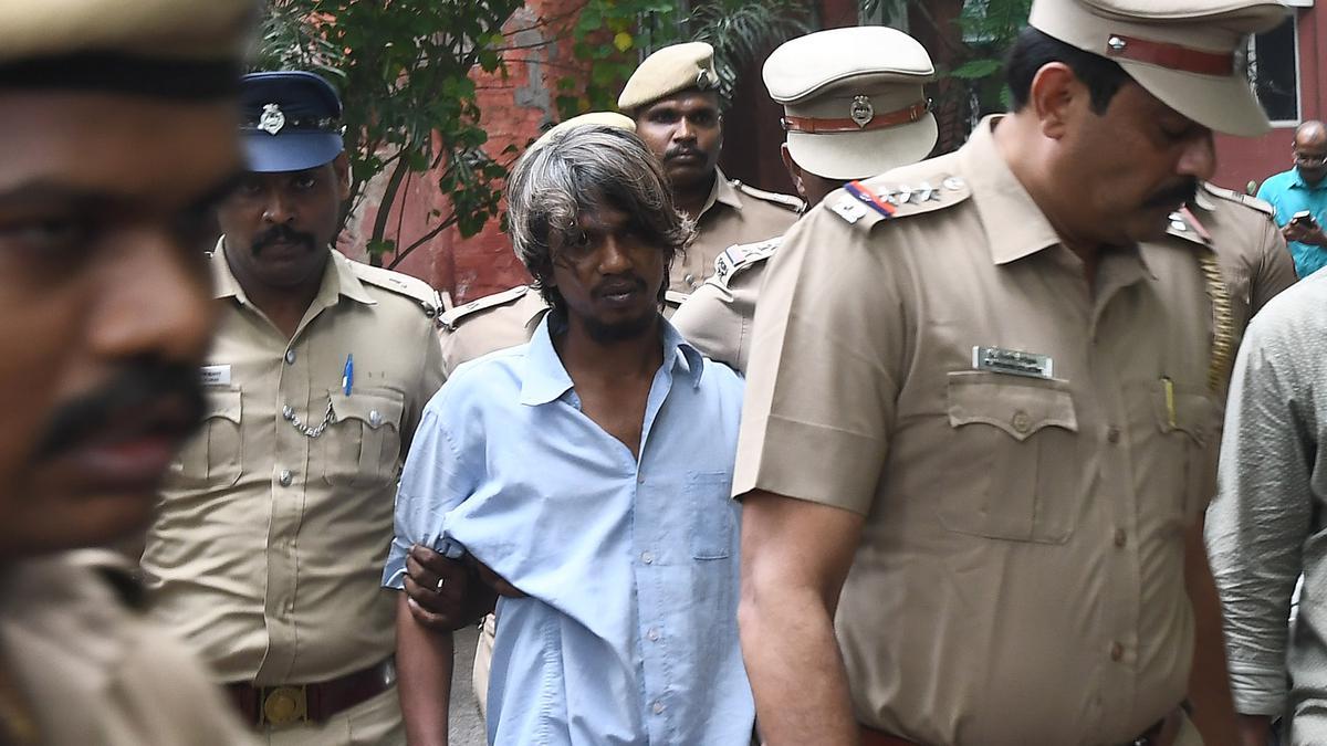 ஆளுநர் மாளிகை முன்பு பெட்ரோல் குண்டு வீசிய ‘கருக்கா’ வினோத் மீது பாய்ந்தது குண்டர் சட்டம் | Karukka Vinoth, who hurled petrol bombs near Raj Bhavan gates in Chennai, detained under Goondas Act 