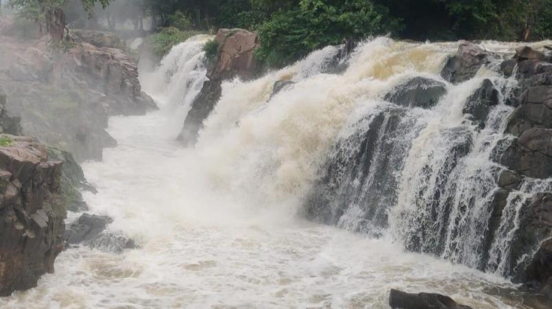 ஒகேனக்கல்லில் நீர்வரத்து 2 நாளாக 7,500 கனஅடியாக நீடிப்பு | The flow of water in Hogenakkal lasts 7500 cubic feet for 2 days