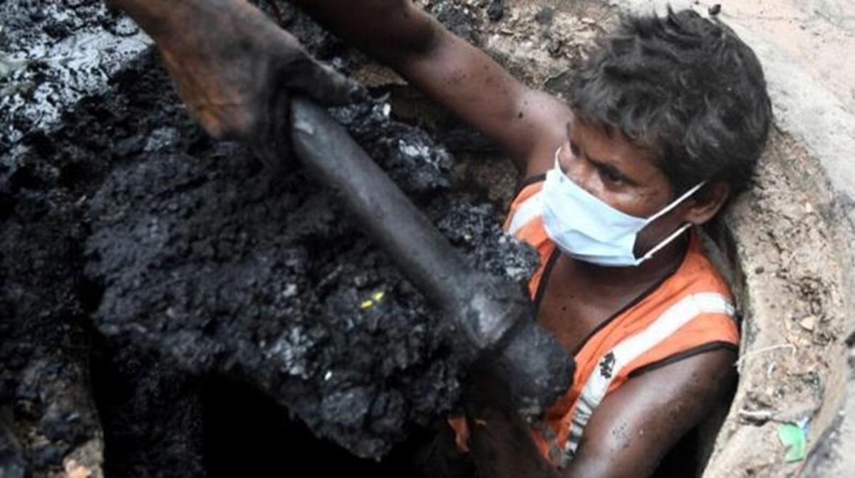 சூரத்தில் கழிவுநீர்த் தொட்டியில் இறங்கிய 4 புலம்பெயர்ந்த தொழிலாளர்கள் பலி | Four labourers from Bihar die after entering septic tank in Surat