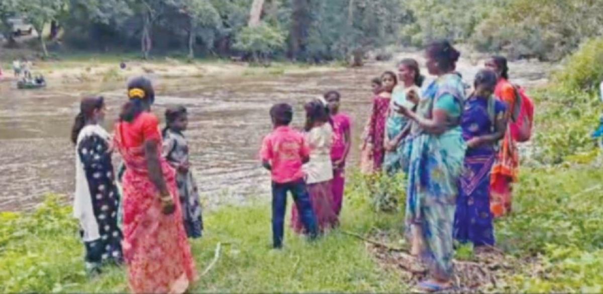 கூட்டாற்று வெள்ளத்தில் மூழ்கிய தரைப்பாலம்: தளிஞ்சி கிராமம் துண்டிப்பால் மலைவாழ் மக்கள் அவதி | Land Bridge Submerged on Flood: Thalinji Village Cut Off, Hill People Suffer