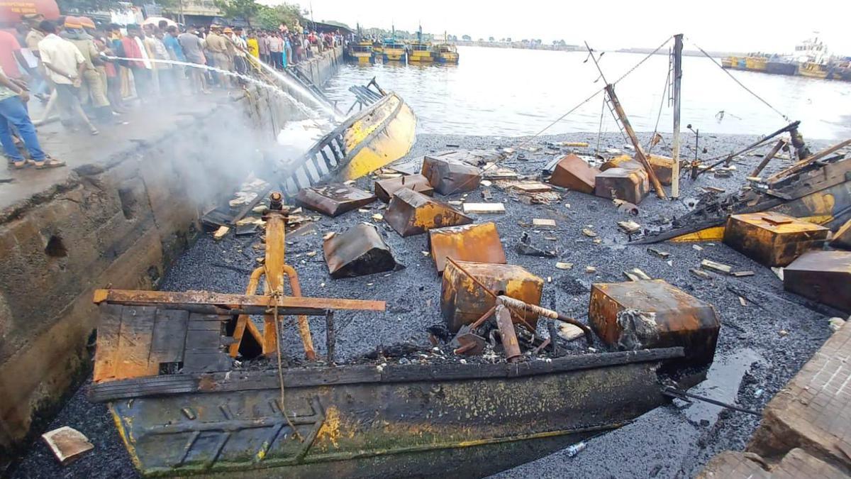 விசாகப்பட்டினம் மீன்பிடி துறைமுகத்தில் பயங்கர தீ விபத்து: 25 விசைப்படகுகள் ஏரிந்து நாசம் | At least 25 mechanized fishing boats reduced to ashes in major fire at Vizag Fishing Harbour
