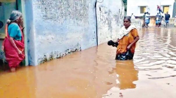 Heavy rains on Erode for 3rd Day: Houses Flooded near Gobi