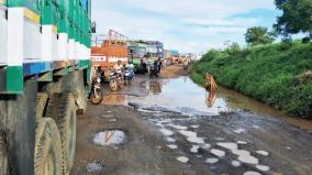 due-to-waterlogging-due-to-heavy-rain-traffic-on-nellai-tenkasi-road-is-severely-affected