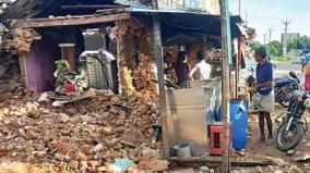 incessant-rain-on-devakottai-2-shops-collapsed