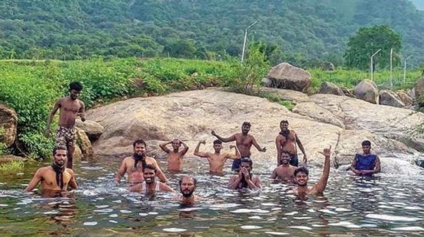 Gushing Water at Palani Thotti Madai WaterFalls - Tourists are Excited