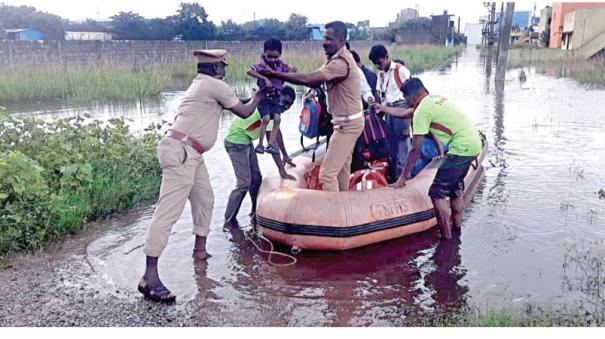 Firefighters rescued people with a rubber boat