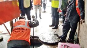 sanitation-workers-working-day-and-night-to-remove-flood-water