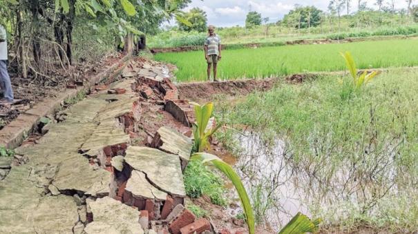 Incessant Rains near Batlagundu: Rain Water Seeps into Villages