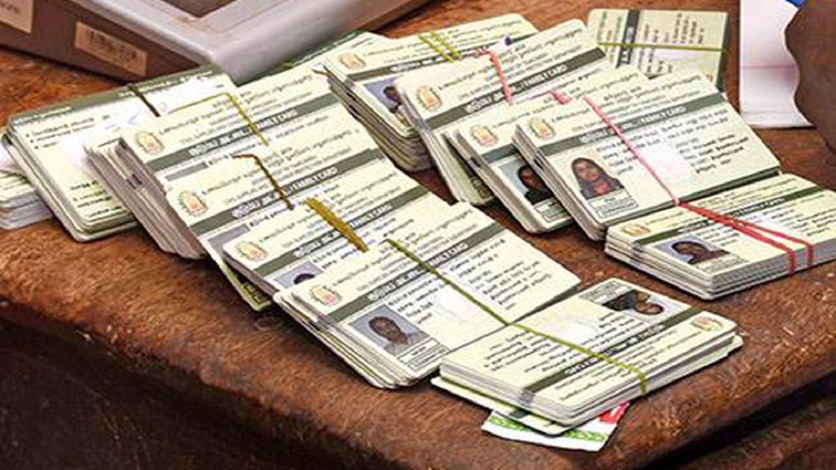 6 மாதமாக ரேஷன் கார்டு வழங்குவது நிறுத்தம்: சிவகங்கையில் 2,000+ மனுக்கள் நிலுவை | Ration Card Issuance Halted for 6 Months: 2,000+ Petitions Pending on Sivaganga