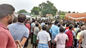 people-picket-at-4-places-on-thoothukudi-tirunelveli-road-allegation-of-non-availability-of-relief-aid