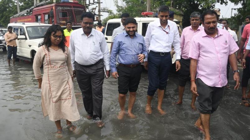 தூத்துக்குடி மாவட்டத்தில் மழை, வெள்ள பாதிப்புகளை மத்திய குழுவினர் பார்வையிட்டனர்: ரூ.5,000 கோடி அளவுக்கு சேதம் | Central team inspects rain flood damage in Tuticorin Rs 5000 crore damage