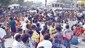 fishermen-staged-road-blockade-on-tiruvottiyur-ennore-demanding-increase-on-relief-amount