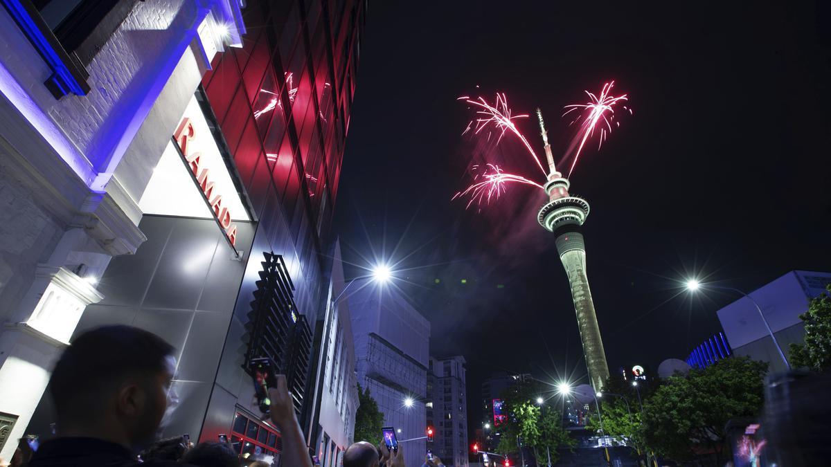  நியூசிலாந்தில் தொடங்கியது புத்தாண்டு – ஆக்லேண்ட் நகரத்தில் உற்சாகக் கொண்டாட்டம் | New Zealand kicks off New Year’s Eve: A spirited celebration in the city of Auckland 