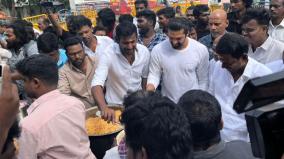 vishal-and-arya-gave-food-to-public-in-vijayakanth-memorial