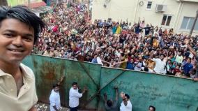 thalapathy-vijay-clicks-selfie-with-fans-at-goat-shooting-spot