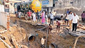 during-the-rain-water-drainage-work-on-perungudi-the-giant-pipe-broke-and-the-water-overflowed