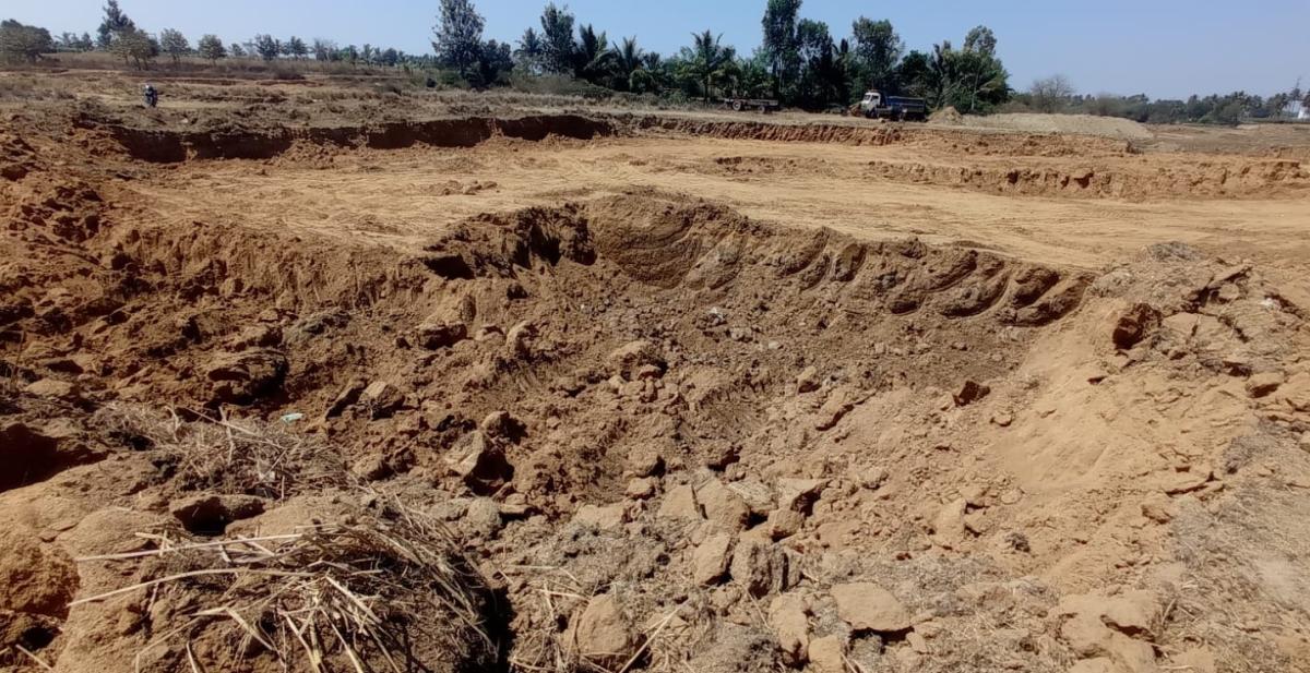 கெலவரப்பள்ளி அணை நீர்த் தேக்க பகுதியில் பட்டப்பகலில் மண் திருட்டு – விவசாயிகள் புகார் | krishnagiri Kelavarapalli dam issue Farmers insist to take action
