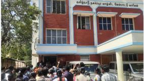 citizens-of-madurai-blockade-office-and-block-road