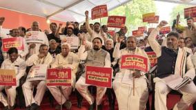 karanataka-cm-siddaramaiah-delhi-protest-condemn-union-govt-not-allocating-funds