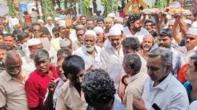 muslims-line-up-for-temple-kumbhabhishekam-near-palani