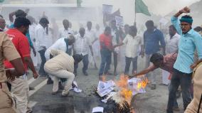 resolution-in-favor-of-mekedatu-dam-burn-effigy-of-cauvery-commission-chairman-in-thanjavur