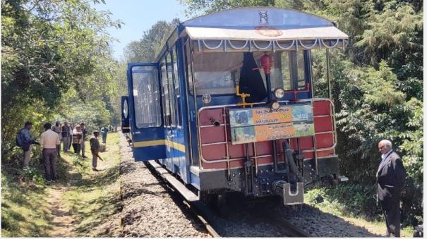 A mountain train derailed near Uthagai