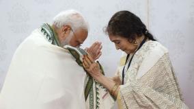 pm-modi-meets-veteran-actor-vyjayanthimala-in-chennai