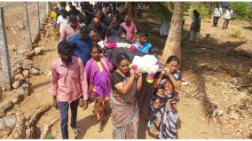 women-carrying-farmer-body-in-funeral-procession-near-mettur