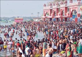 devotees-take-holy-dip-in-rameswaram-on-the-occasion-of-masi-amavasai