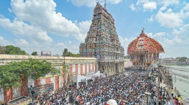 Arura Thyagesa chants car festival procession in Tiruvarur Thiagarajar temple