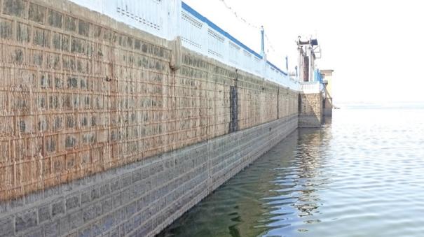 Decreasing water level in Vaigai Dam