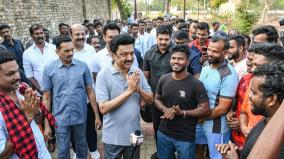 tanjore-cm-stalin-seeks-vote-from-public-while-morning-walk
