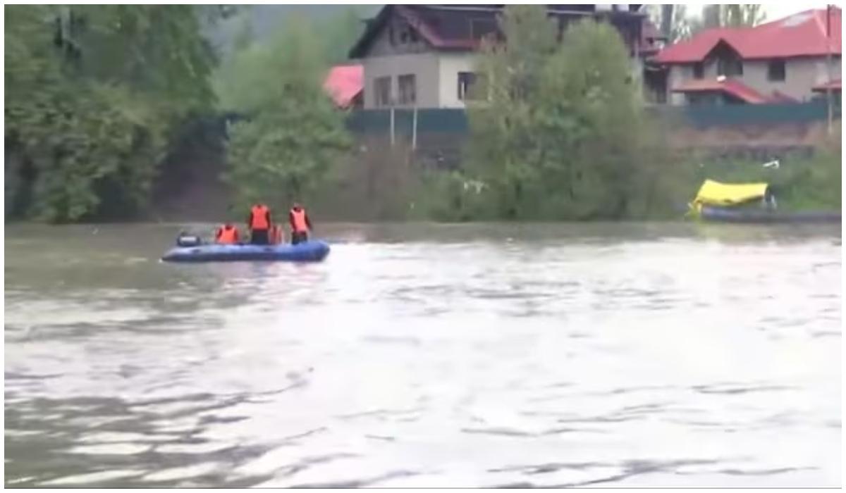  ஸ்ரீநகரில் ஜீலம் ஆற்றில் படகு கவிழ்ந்து விபத்து: 4 பேர் பலி; பலர் மாயம் | Four dead as boat capsizes in Jhelum river in Jammu and Kashmir