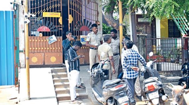 it raids Cuddalore mayor DMK member money seized from AIADMK official in Chennai