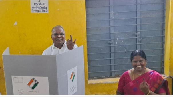 CPI M State Secretary K Balakrishnan polled his vote at Chidambaram
