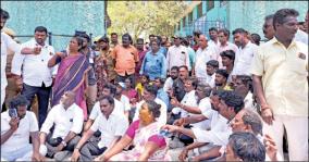 admk-protest-in-election-booth
