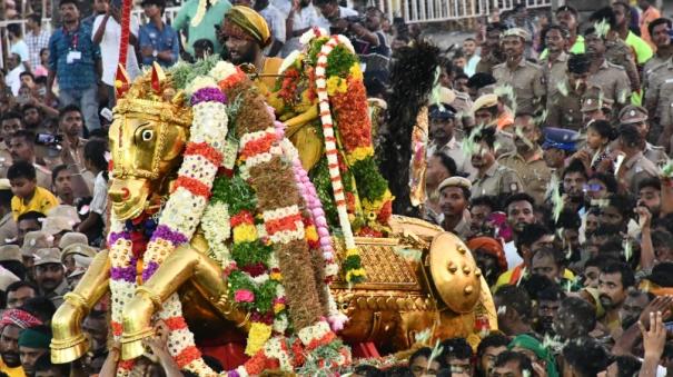 Lord Kallalagar enters Vaigai river as part of Chithirai festival in Madurai