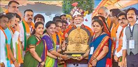 pm-modi-condemns-rahul-for-accuing-hindu-kings
