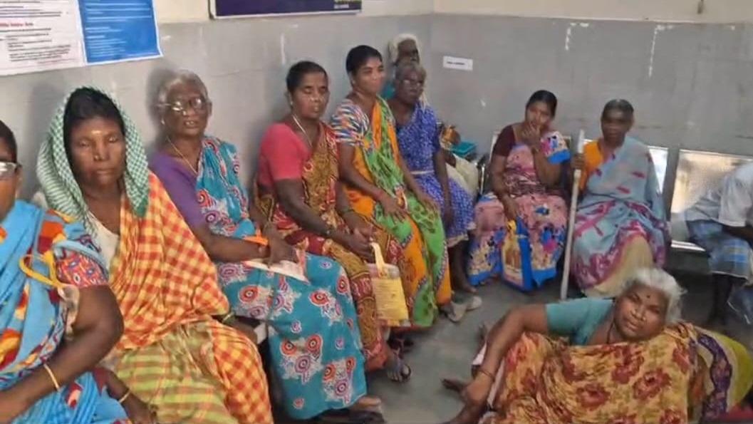  மருந்தாளர் இல்லாததால் பல மணி நேரம் காத்திருந்த முதியோர் @ புதுச்சேரி ஆரம்ப சுகாதார நிலையம் | lack of pharmacist Elderly people waiting for hours to buy pills at Puducherry PHC