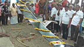 21-feet-giant-sickle-to-karuppanaswamy-temple-devotee-pay-tribute