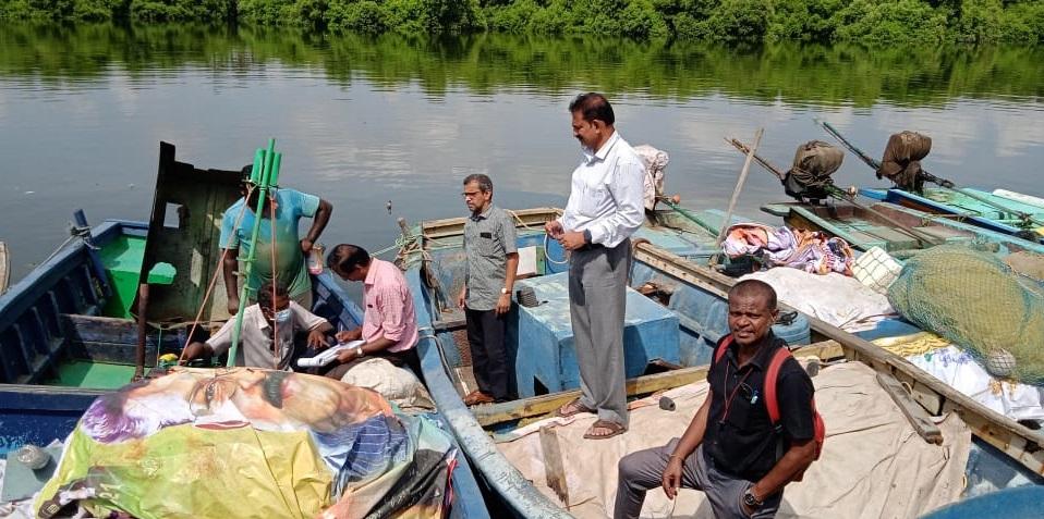  மத்திய அரசு உத்தரவால் புதுவையில் பதிவு பெற்ற மீன்பிடி விசைப் படகுகளை கணக்கெடுக்கும் பணி தீவிரம் | Intensification of surveying of fishing boats registered in Puducherry by order of Central Govt
