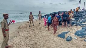 police-evacuate-people-from-beach-in-puducherry