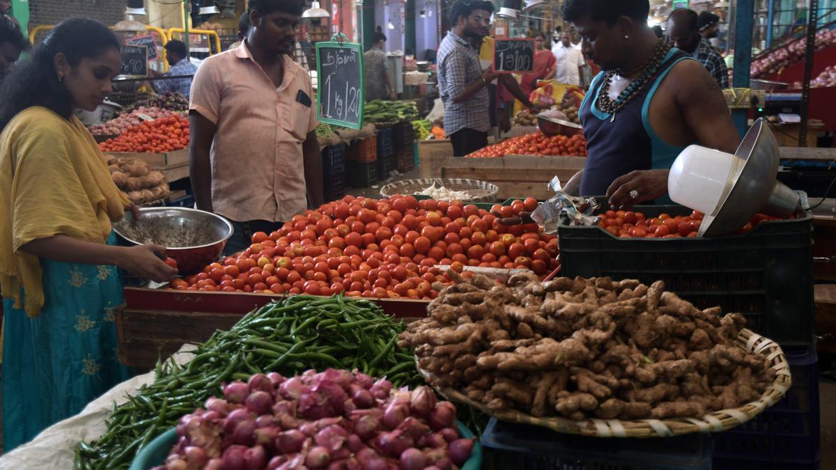 வெயிலுக்கும் மழைக்கும் உயராத காய்கறி விலை: கோயம்பேடு சந்தை நிலவரம் | Rain  or shine: Koyambedu vegetables price stands unaffected - hindutamil.in