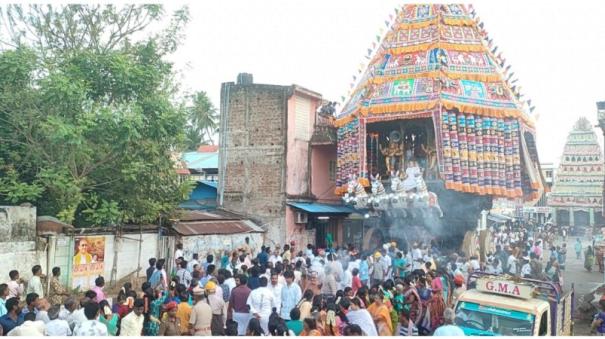 Thirunallaru Darbaranyeswarar Temple Brahmotsava car festival- number of devotees participate