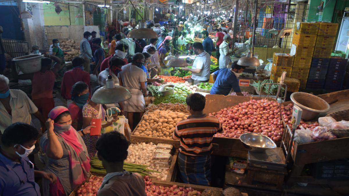 கடும் வெயில், தொடர் மழையால் காய்கறி விலை உயர்கிறதா? – சந்தைகளில் தோட்டக்கலை துறை கண்காணிப்பு | vegetables price increasing in koyambedu market