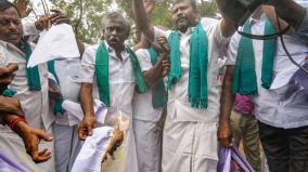tanjore-farmers-protest-by-burning-copies-of-cauvery-management-commission-resolutions