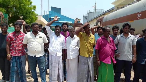 Tiruvarur: Farmers protest demanding closure of palm oil mill affecting land