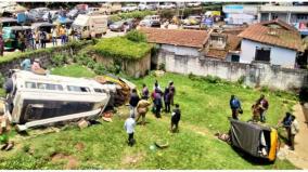 tourist-van-lost-control-and-accident-on-ooty-roja-park-road