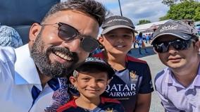 dinesh-karthik-clicks-selfie-with-rcb-fans-at-america